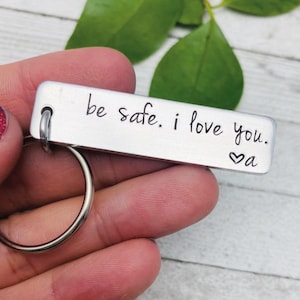 Chaveiro “Be Safe. I Love You.” Inicial estampada à mão com coração | Ideias para presentes personalizados Drive Safe Come Back Home Keys | por Eight9 Designs