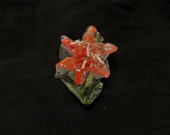 Broche de lirio de cristal hecho a mano, prendedor de flor de paté de verre, joyería botánica, regalo de lirio tigre blanco para mamá, regalo de jardinero, prendedor floral de solapa