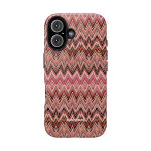 Op de afbeelding: Een rechthoekig smartphonehoesje met een herhalend chevronpatroon in tinten perzik, oranje, zwart en wit. Het hoesje heeft een zwarte camera-uitsparing met twee ronde lenzen en een kleine flitser. De tekst AVRDORBS is in het wit gedrukt.