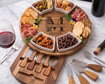 Personalisiertes Hochzeits-Charcuterie-Set, Käsebrett mit individuellem Monogramm und Messerset, Geschenk für Brautpaare, Verlobungsgeschenk für Paare