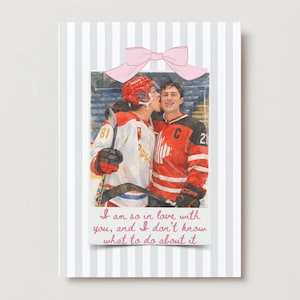 Peut inclure: Carte de vœux avec une image à l'aquarelle de deux joueurs de hockey s'embrassant, portant des maillots rouges et blancs. Un nœud rose orne le haut, et le texte dit : « Je suis tellement amoureux de toi, et je ne sais pas quoi faire. »