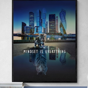 Könnte beinhalten: Gerahmter Kunstdruck mit einer Katze vor einer Stadtlandschaft mit dem Text "MINDSET IS EVERYTHING". Die Reflexion der Katze erscheint als Tiger. Die Gebäude sind blau und rot.