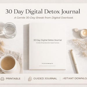 Puede incluir: Un diario blanco titulado "30 Day Digital Detox Journal" con el subtítulo "A Gentle 30-Day Break from Digital Overload." La imagen incluye una taza de café, un vaso de agua, una vela encendida y un bolígrafo. El diario está etiquetado como "Printable", "Guided Journal" e "Instant Download."