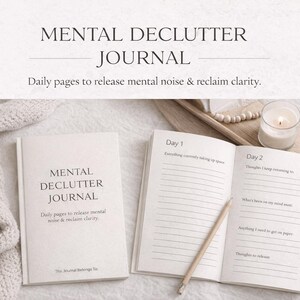 Può includere: Un diario bianco "Mental Declutter Journal" con il testo "MENTAL DECLUTTER JOURNAL" e "Daily pages to release mental noise & reclaim clarity." Un diario aperto mostra pagine a righe con suggerimenti. Una matita e una candela accesa sono visibili.