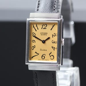 Relógio feminino vintage Citizen Riviere Tank, 1984, minimalista, quartzo, Ref. 3220-321413, mostrador champanhe, 21 mm, aço inoxidável, fabricado no Japão.