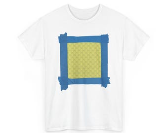 Op de afbeelding: Wit T-shirt met een vierkant ontwerp. Het vierkant is geel met een herhalend patroon en wordt omlijst door blauwe tape. Het T-shirt heeft een ronde hals.