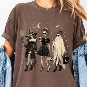 Camiseta de Halloween con fantasma, bruja y esqueleto, regalo de Halloween, camiseta gráfica de la temporada espeluznante, top de disfraz vintage de otoño, linda camiseta de Halloween de otoño