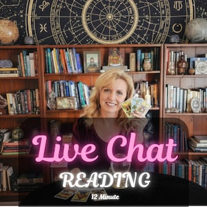 Pode incluir: Uma mulher sorrindo e segurando cartas de tarô em frente a uma estante. O texto "Live Chat READING 12 Minute" é exibido em rosa e branco. Uma bola de cristal e mais cartas de tarô estão na mesa.