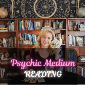 Könnte beinhalten: Eine Frau hält Tarotkarten mit dem Text "Psychic Medium READING" in rosa und weiß. Der Hintergrund umfasst Bücherregale mit Büchern, eine Kristallkugel und einen Himmelswandteppich.