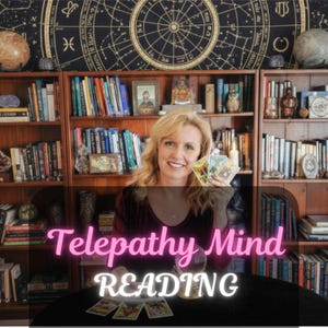 以下が含まれることがあります： 本棚の前でタロットカードを持つ女性。テキスト「Telepathy Mind READING」はピンクと白で表示されます。クリスタルボールとタロットカードが黒いテーブルの上にあります。占星術のシンボルが描かれたタペストリーが背景にあります。