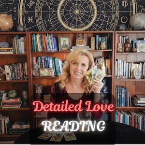 Puede incluir: Una mujer sonríe sosteniendo cartas del tarot frente a una estantería. El texto "Detailed Love Reading" está en rosa. Una bola de cristal y más cartas están sobre la mesa.