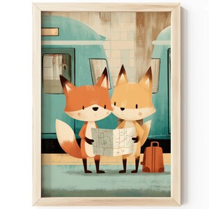 Può includere: Stampa incorniciata con due volpi dei cartoni animati che tengono in mano una mappa davanti a un treno turchese. Le volpi sono arancioni e marroni con dettagli neri. Una piccola valigia arancione è vicina. Lo sfondo è turchese chiaro e beige.