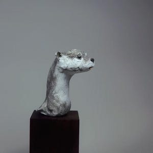 Busto de nutria de cerámica hecho a mano, escultura de nutria de arcilla caprichosa, estatua de animal de cerámica gris texturizada, regalo único para amantes de las nutrias, decoración de estante