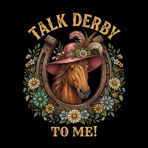 Peut inclure: Illustration numérique d'un cheval portant un chapeau rose orné de fleurs et de plumes, encadré par un fer à cheval et un arrangement floral. Le texte "TALK DERBY TO ME!" est en lettres dorées sur fond noir.
