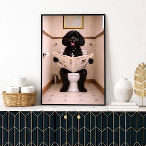 Divertente poster da parete per bagno raffigurante un Cockapoo che legge il giornale sul water