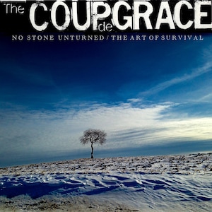 Könnte beinhalten: Albumcover mit dem Text "The COUPGRACE de" in weißer, verwitterter Schrift über dem Text "NO STONE UNTURNED / THE ART OF SURVIVAL". Ein einzelner Baum steht auf einem schneebedeckten Hügel unter blauem Himmel mit Wolken.