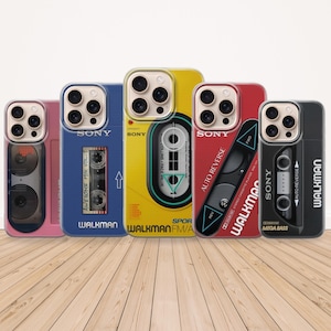 Puede incluir: Una colección de fundas para teléfonos con diseños de cintas de cassette retro. Las fundas presentan varios colores, incluyendo rosa, azul, amarillo, rojo y negro, con los logotipos de Sony y Walkman. Los diseños incluyen texto como "Awesome Mix Vol. 1" y "Auto Reverse".