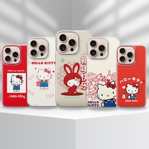 Puede incluir: Una colección de cinco fundas para teléfono con diseños de Hello Kitty. Las fundas son rojas, blancas y transparentes, con varias ilustraciones de Hello Kitty en diferentes poses y atuendos. Algunas fundas tienen texto japonés.