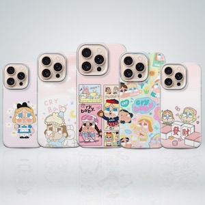 Puede incluir: Una colección de fundas para teléfonos con ilustraciones de dibujos animados. Las fundas presentan varios diseños, incluyendo un bebé llorando, Alicia en el país de las maravillas y otros personajes. Las fundas son principalmente rosas y blancas, con acentos coloridos y texto.
