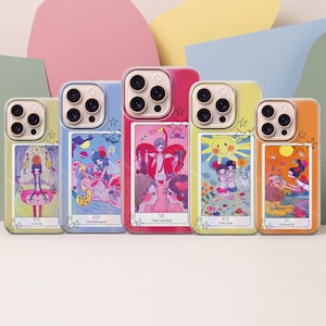 Op de afbeelding: Vijf smartphonehoesjes met tarotkaartillustraties. De ontwerpen omvatten Justice, Temperance, The Lovers, The Sun en Strength. Elk hoesje toont kleurrijke, gestileerde kunstwerken met Romeinse cijfers en tekstlabels aan de onderkant.