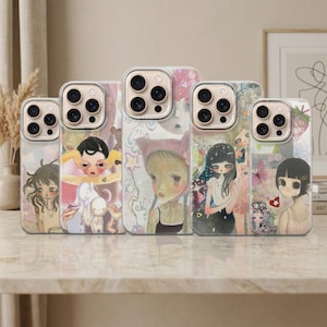 Puede incluir: Una colección de cinco fundas para teléfono con ilustraciones artísticas únicas. Cada funda presenta un diseño diferente, incluyendo retratos de figuras con ojos grandes, un bebé en un baño y una niña con un sombrero de orejas de gato. Las fundas tienen un borde transparente.