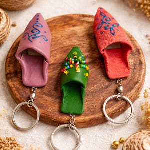 Llaveros de babuchas marroquíes hechos a mano en piel de camello, juego de 3 llaveros en rosa, verde y rojo. Auténtico recuerdo artesanal amazigh.