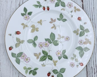Wedgwood Wild Strawberry Dinner Plate R4406 Bone China Made in England 10.75in