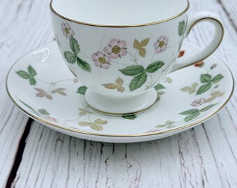 Wedgwood Wild Strawberry Tea Cup Saucer Set Bone China England R4406 Gold Rim