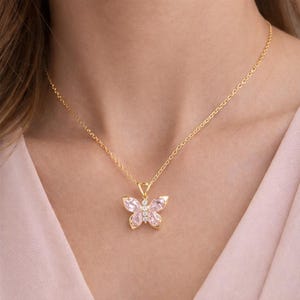 Fjärilshalsband Rosa Zirkon - Elegant Hänge, Smycken i Rostfritt Stål, Modern Gåva till Henne, Delikat Nyckelbenskedja