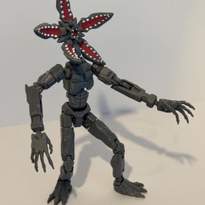 Dummy 13 Upside Down Figure | Gruseliges Demogorgon inspiriertes Stil Sammlerstück | Posierbar 3D gedruckte Figur