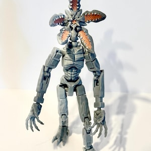 Puede incluir: Juego de tres jarrones de cerámica blanca con un diseño texturizado y acanalado. Los jarrones miden aproximadamente 25 cm, 20 cm y 15 cm de altura. Diseño sencillo y elegante.