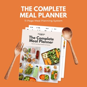 Może przedstawiać: Pomarańczowe tło z planerem posiłków i drewnianymi przyborami. Planer, zatytułowany "The Complete Meal Planner", zawiera zdjęcia przygotowywania posiłków. Tekst brzmi "Nourish Your Body. Simplify Your Routine." Po obu stronach drewniany widelec i łyżka.