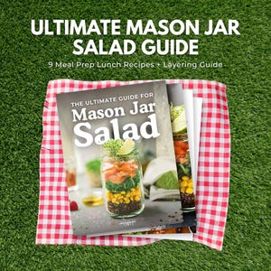 Op de afbeelding: Kookboeken getiteld "Ultimate Mason Jar Salad Guide" en "The Ultimate Guide for Mason Jar Salad" liggen op een rood-wit geruite doek. De boeken tonen gelaagde salades in weckpotten. De achtergrond is groen.