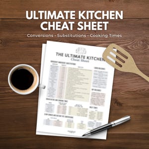 Può includere: Un "Ultimate Kitchen Cheat Sheet" stampato con conversioni, sostituzioni e tempi di cottura, accanto a una tazza di caffè, una spatola di legno e una penna su una superficie di legno. Il testo è in bianco e nero.