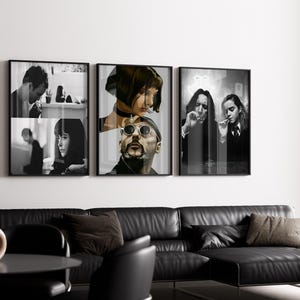 Peut inclure: Trois affiches de film encadrées en noir et blanc sont accrochées au-dessus d'un canapé en cuir noir. Les affiches présentent des scènes d'un film, avec des acteurs dans diverses poses. Une table et des chaises noires sont au premier plan.