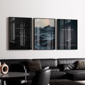 Può includere: Tre stampe artistiche incorniciate con cornici nere. La stampa a sinistra recita "Mindset is Everything" su un'immagine in bianco e nero. La stampa centrale mostra un paesaggio marino. La stampa a destra recita "Progress, Not Perfection".