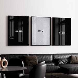 Może przedstawiać: Trzy oprawione obrazy ścienne z motywacyjnymi tekstami. Czarne ramy zawierają grafiki ze słowami "365 Days 365 Ways", "WIN." i "RICH RISK". Tła są mieszanką czerni i bieli.