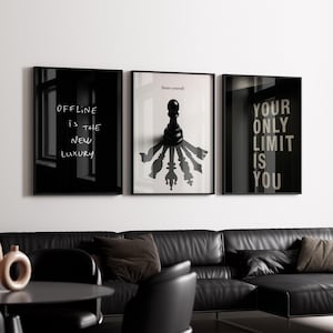 Könnte beinhalten: Drei gerahmte Kunstdrucke mit schwarzen Rahmen. Der linke Druck zeigt in weißer Schrift "OFFLINE IS THE NEW LUXURY". Der mittlere Druck zeigt ein Schachfigurendesign. Der rechte Druck zeigt "YOUR ONLY LIMIT IS YOU" in weißem Text.