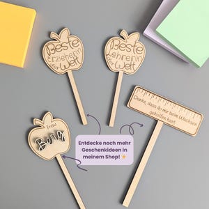 Op de afbeelding: Een rustiek houten bord met de tekst "Welcome to our home" in witte letters. Het bord heeft een verweerde afwerking en een eenvoudig, uitnodigend ontwerp, perfect voor een veranda of entree.