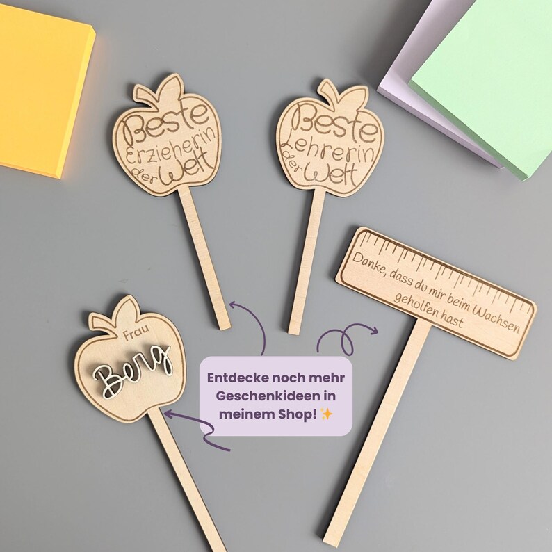 Op de afbeelding: Een rustiek houten bord met de tekst "Welcome to our home" in witte letters. Het bord heeft een verweerde afwerking en een eenvoudig, uitnodigend ontwerp, perfect voor een veranda of entree.