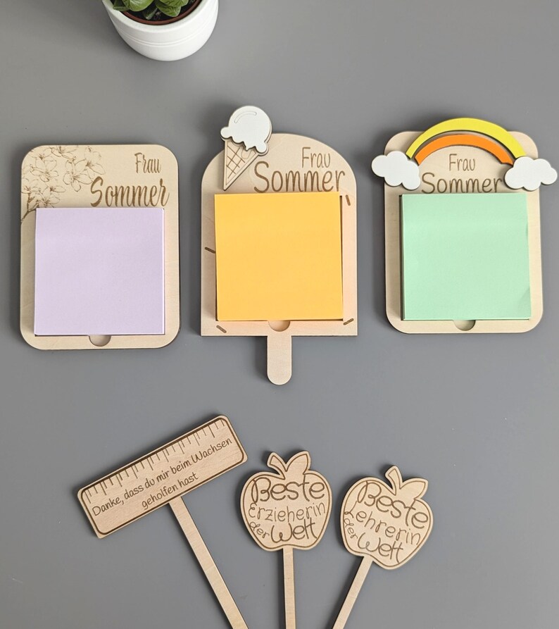 Op de afbeelding: Een rustiek houten bord met de tekst "Welcome to our home" in witte letters. Het bord heeft een verweerde afwerking en een eenvoudig, uitnodigend ontwerp, ideaal voor entree decoratie.