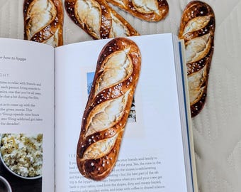 Laugenstangen Lesezeichen, Handgemachtes Baguette Lesezeichen, Beidseitig bedruckt und laminiert, Geschenk für Buchliebhaber & Bayern-Fans