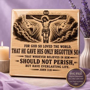 Könnte beinhalten: Eine quadratische Holzplatte mit einer Lasergravur von Jesus am Kreuz mit ausgestreckten Händen und Wolken. Der Text lautet: FOR GOD SO LOVED THE WORLD, THAT HE GAVE HIS ONLY BEGOTTEN SON, THAT WHOEVER BELIEVES IN HIM SHOULD NOT PERISH, BUT HAVE EVERLASTING LIFE. JOHN 3:16.