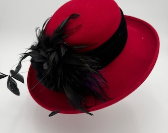 Jenny Buchanan Roter Wollfilz Cloche Hut Schwarzer Samt Band Rosen Federbesatz