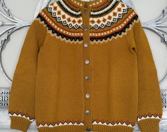 Cardigan Siril Sweater Shop Norvegia in lana lavorata a mano Fair Isle, giallo senape, in ottime condizioni.