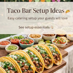 Può includere: Un'impostazione del taco bar con vari ingredienti in piccole ciotole, tra cui salsa, guacamole e verdure tritate. Diversi tacos ripieni di carne, cipolle e coriandolo sono disposti su una tavola di legno. Il testo "Taco Bar Setup Ideas" è visualizzato.