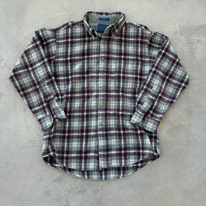 Può includere: Set di tre tazze in ceramica con finitura opaca e macchiettata. Le tazze sono nei toni del crema, grigio chiaro e grigio scuro. Ogni tazza ha un design semplice e minimalista.