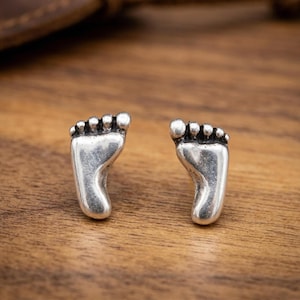 Pendientes de botón con forma de huellas de bebé en plata de ley 925. Pendientes con forma de huella de bebé. Regalo para mamá primeriza. Regalo para baby shower. Joyería minimalista para mamá. Lindos pendientes pequeños.