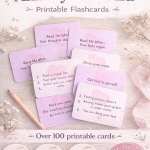 Könnte beinhalten: Druckbare Karteikarten für Erste Hilfe bei Angstzuständen. Die Karten sind hellviolett mit weißem Text und enthalten Sätze wie "Trinken Sie etwas Wasser" und "Seien Sie lieb zu sich selbst". Das Design umfasst florale Akzente.