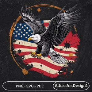 Peut inclure: Illustration détaillée d'un aigle chauve aux ailes déployées, sur fond de drapeau américain vieilli. L'aigle est représenté en noir, blanc et marron, avec un bec et des serres jaunes. Le texte "PNG - SVG - PDF" et "AtlassArtDesign1" est inclus.